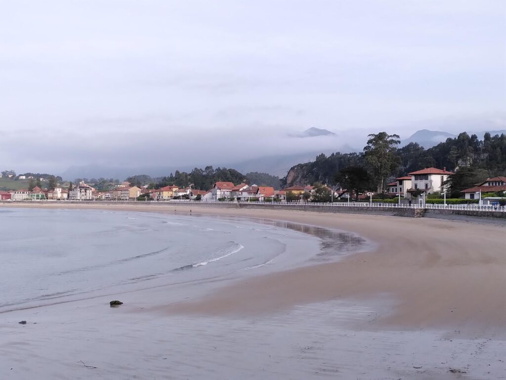 Häuser am Strand mit bewölktem Himmel.