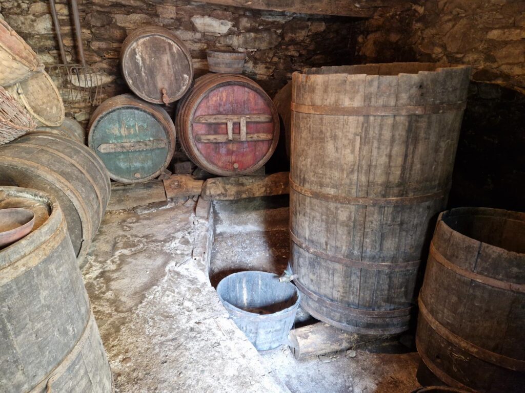 Alter Weinkeller mit Holzfässern