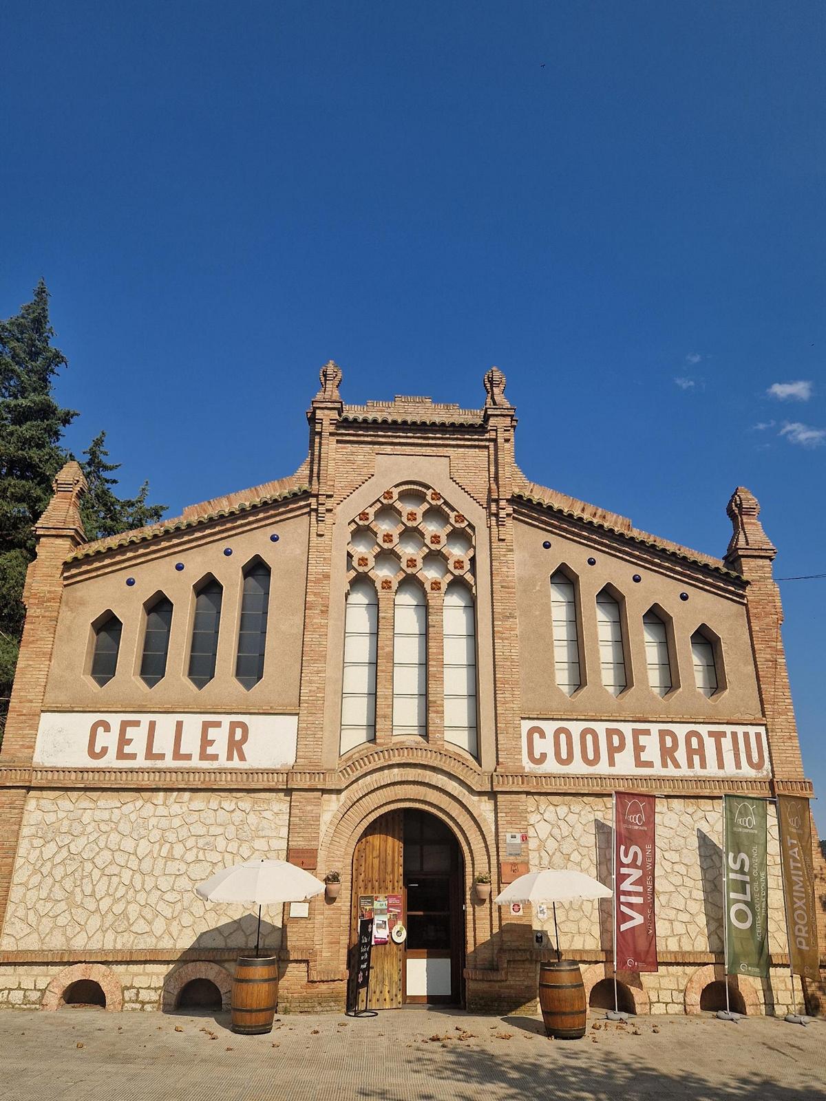 Modernistische Weinkathedrale in Cornudella de Montsant